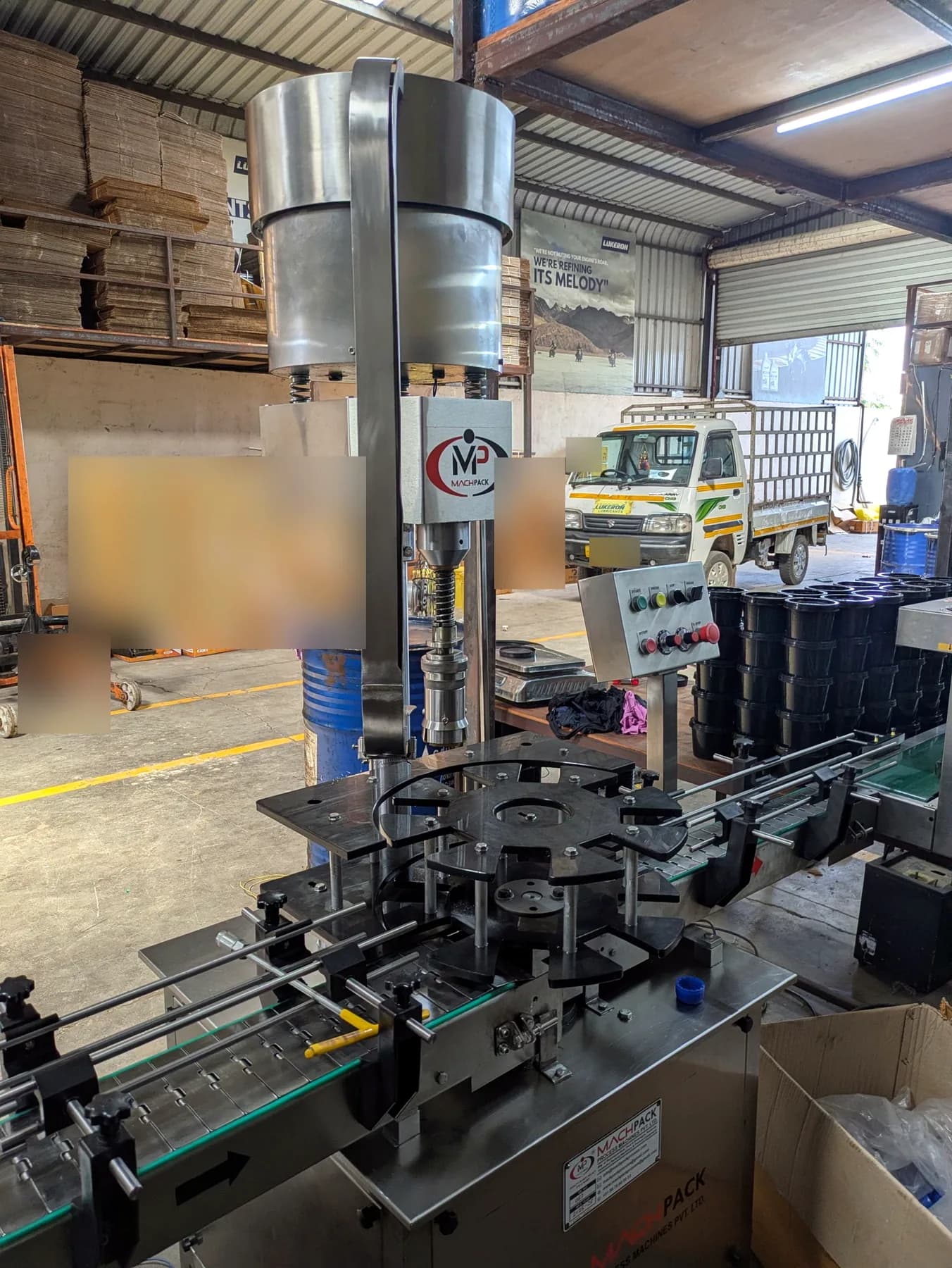 Capping machine on the Lukeron packing line