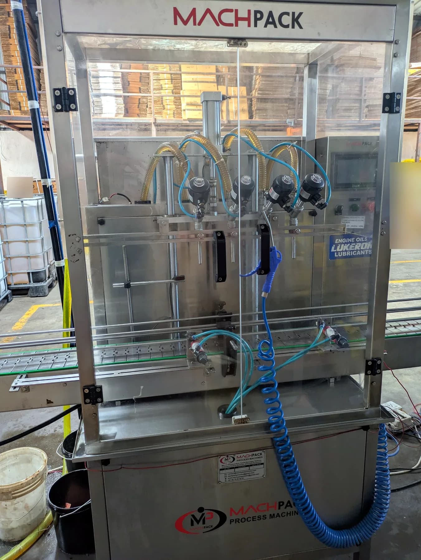Automatic filling machine with four filling nozzles above a conveyor at the Lukeron plant