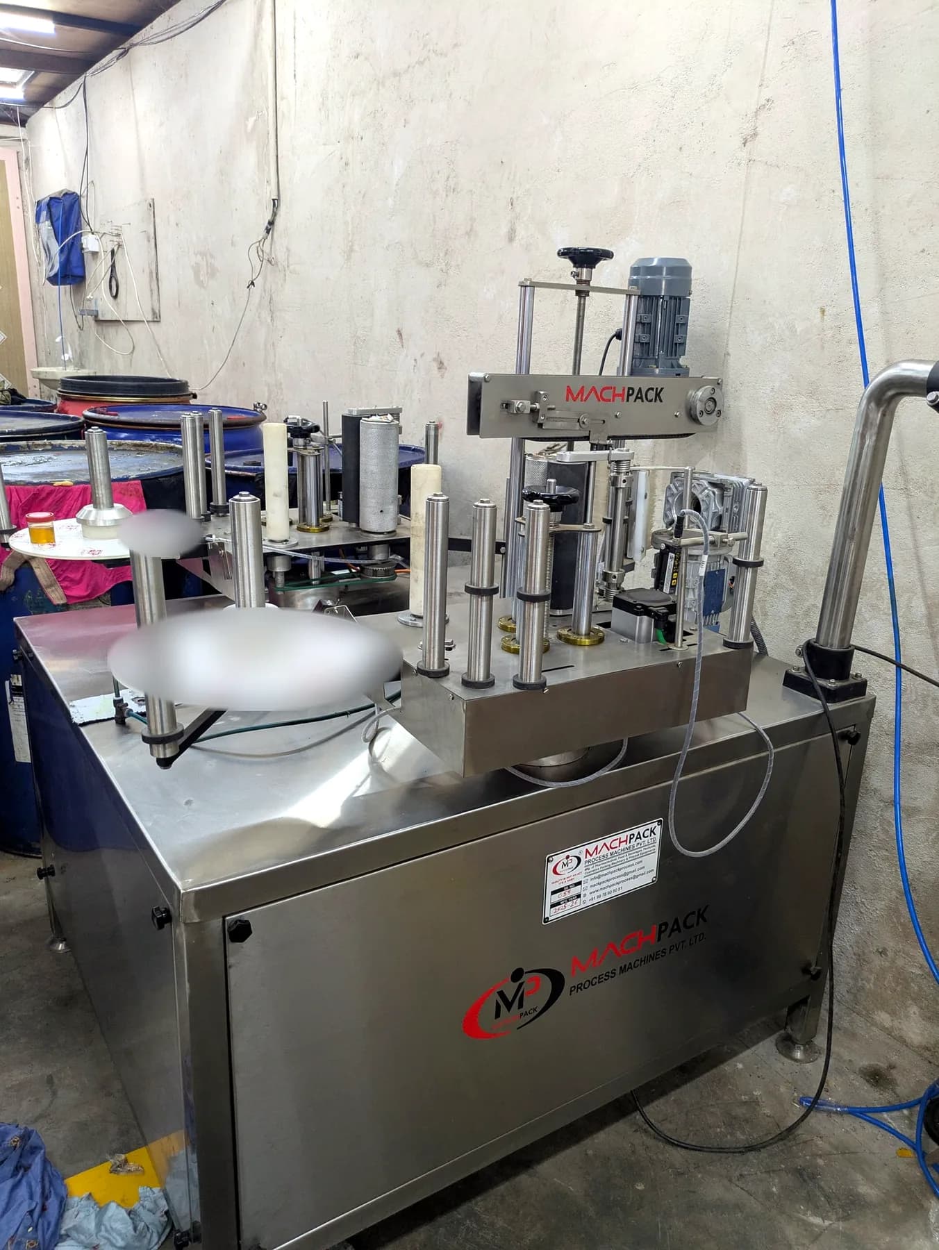 Labelling machine on the Lukeron packing line